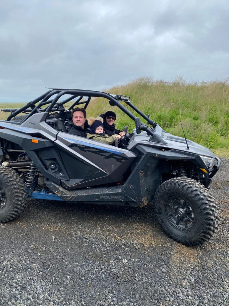 Jesse van kantoor Leiden in een buggy in IJsland.